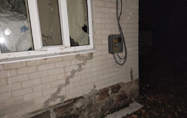 П'ять будинків пошкоджено, а 235 - без світла: наслідки обстрілу Трьохізбенки