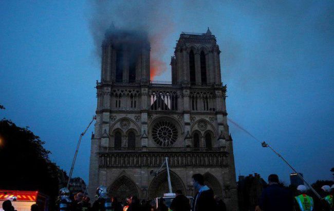 Французькі рятувальники не можуть зупинити пожежу в Нотр-Дам де Парі