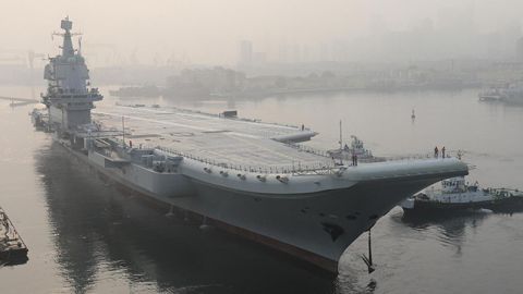 Китай принял на вооружение первый построенный в стране авианосец