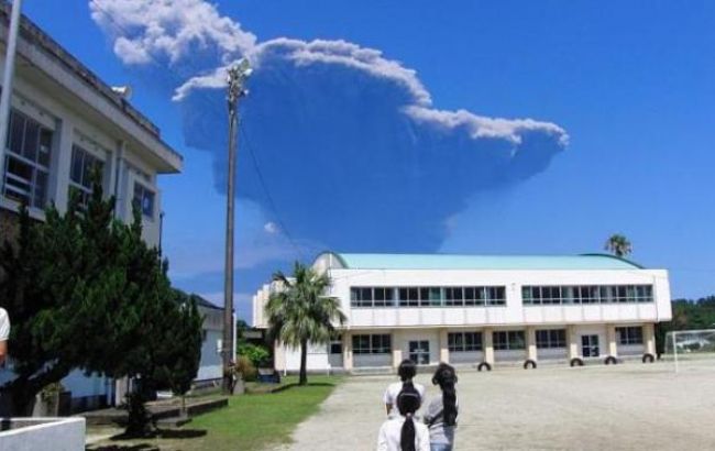 Жителей японского острова Кутиноэрабу эвакуировали из-за извержения вулкана