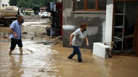 Проливные дожди вызвали наводнение в Турции, водой залило города