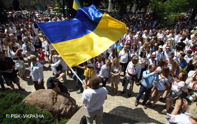 У Вінницькій області чоловік витер руки державним прапором. Поліція розпочала кримінальне провадження