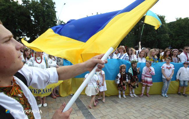 Прокуратура повідомила про підозру чоловіку, який зірвав прапор в центрі Києва