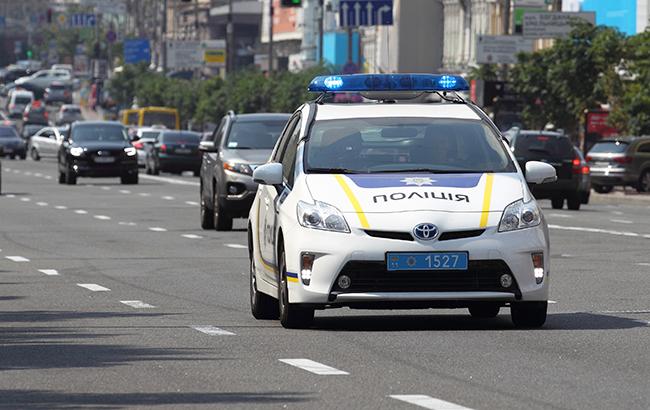 В Києві "оскаженілий" патрульний накинувся на автомобіль (відео)