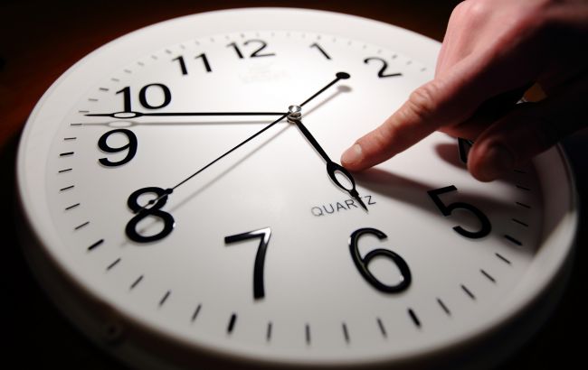 Украина переведет часы на зимнее время: куда и когда крутнуть стрелки