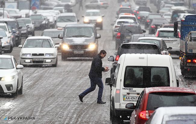 Снігопади в Україні: обмеження для руху транспорту зберігаються в 3 областях