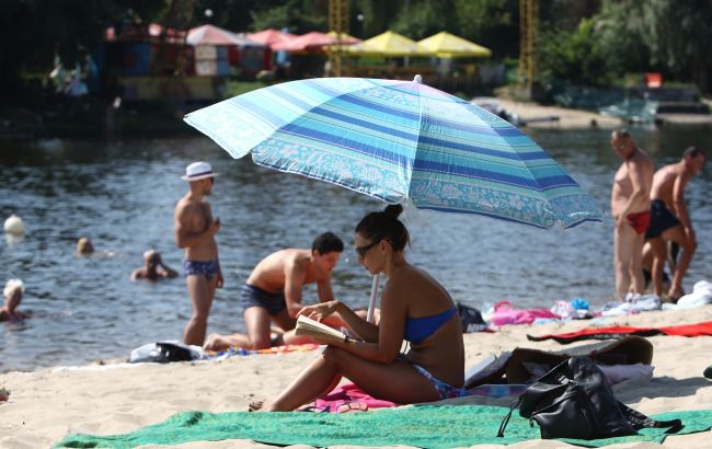 В Киеве официально открыли пляжный сезон: где именно можно купаться