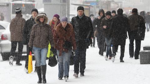 В Киеве случился снежный коллапс: город парализован (видео)