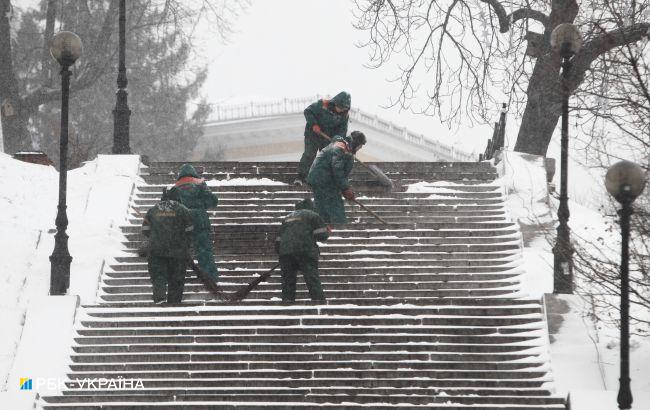 Нічні морози та сніг на заході: якою сьогодні буде погода в Україні