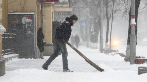 В Киеве объявили первый уровень опасности: такого давно не видели