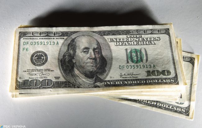 НБУ снизил официальный курс доллара до минимума за два месяца