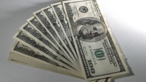 Курс доллара продолжил рост на межбанке