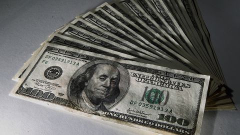 Доллар дешевеет: НБУ установил курс на 15 марта