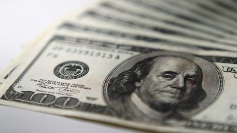 Курс доллара на межбанке упал ниже психологической отметки