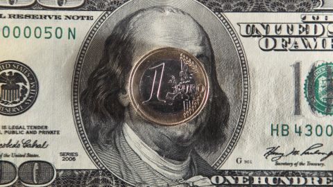 Курс долара до основних валют впав до мінімуму за 2,5 роки