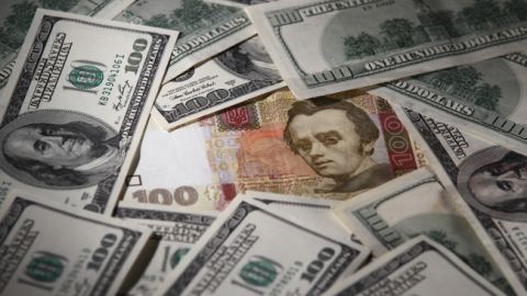 НБУ сократил покупку валюты на межбанке на треть