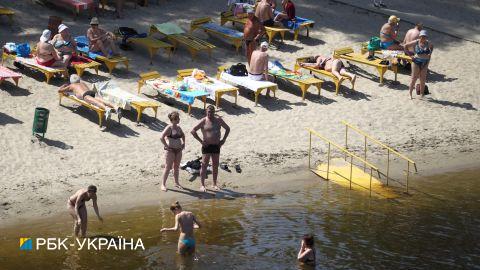 На п'яти пляжах Києва не рекомендують купатися: список