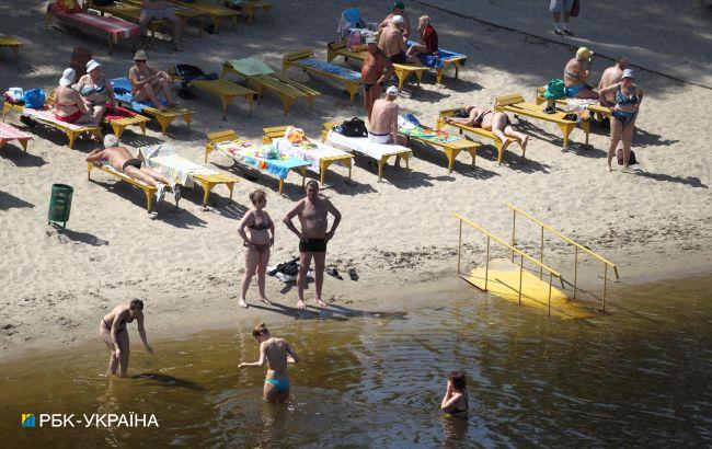 На п'яти пляжах Києва не рекомендують купатися: список