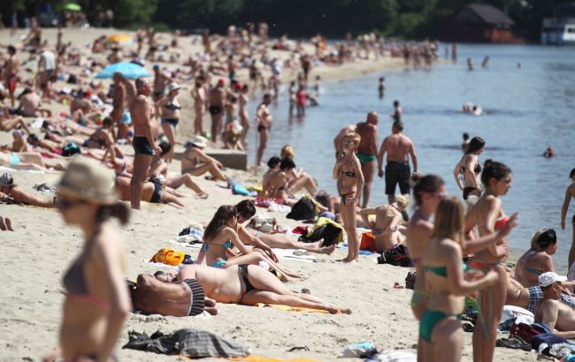 Без масок и дистанции: в Киеве пляжи уже переполнены (фото)