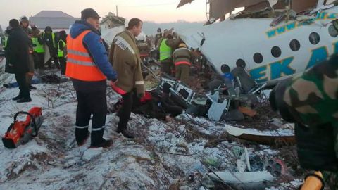 В Казахстане упал самолет с 95 пассажирами на борту, есть жертвы