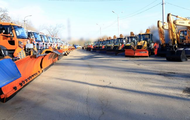 Филатов показал снегоуборочную технику и рассказал, чем Днепр будет посыпать дороги зимой