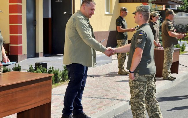 В Днепре ко Дню города 32 семьи военных получили ключи от новых квартир