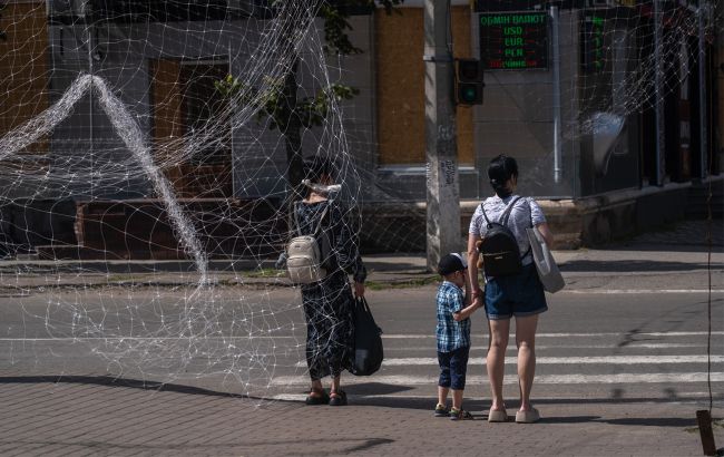 "Пока есть вода, мы остаемся". Как живет Славянск в 10 километрах от фронта