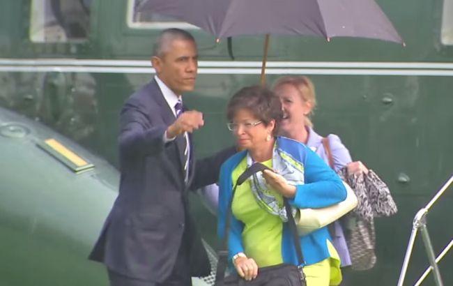 Обама спас сотрудниц от дождя, но промок сам
