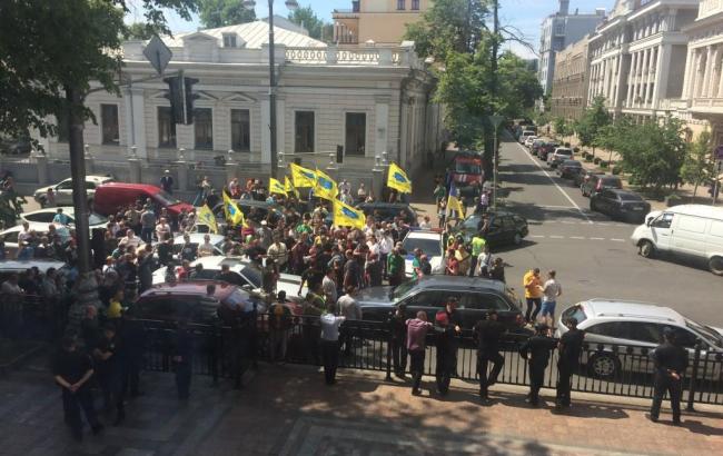 У Києві на вулиці Грушевського повністю заблоковано рух