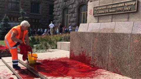 У Києві вандал облив фарбою флагшток біля КМДА. Порушено справу