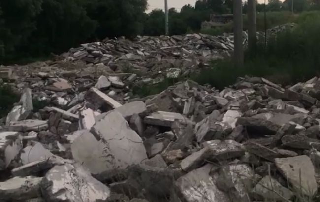 В Киеве обнаружили обломки взорвавшегося дома на Позняках: их выбросили в зеленой зоне