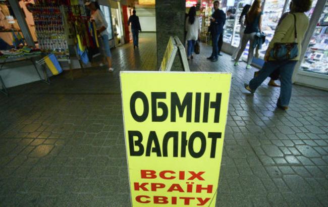 Готівковий курс долара в продажу підвищився до 25,77 гривень