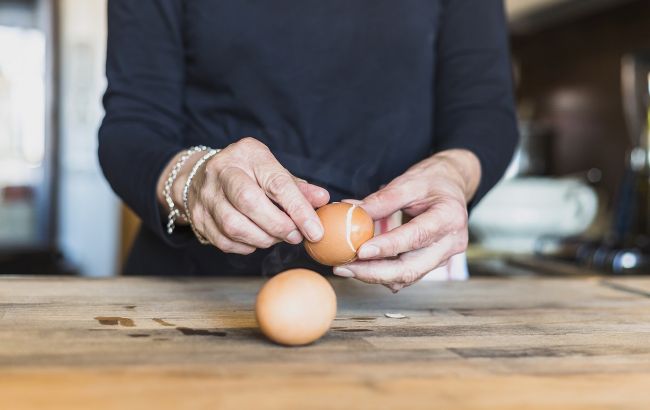 Назван самый простой способ почистить отварные яйца