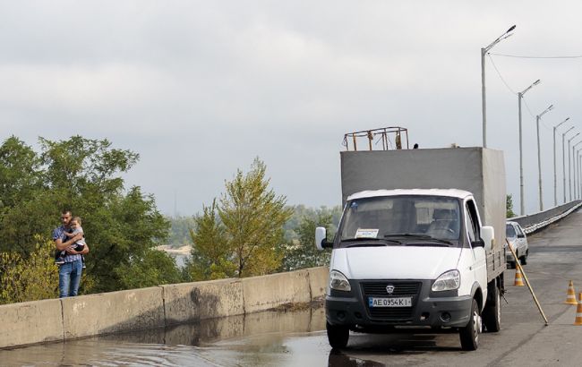 Под Днепром после сильного дождя обвалился мост: появились фото