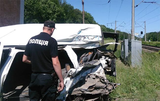 Поліція відкрила справу по факту зіткнення мікроавтобусу з поїздом в Одеській області