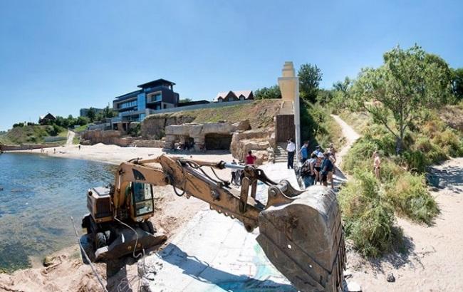 В Одессе спасатели демонтируют стену ранее захваченного пляжа