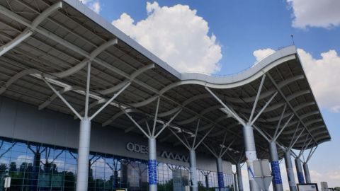 В аеропорту Одеси вперше за багато років приземлився пасажирський Ан-148