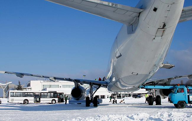 Непогода в Одессе: в аэропорту из-за снегопадов отменяют рейсы