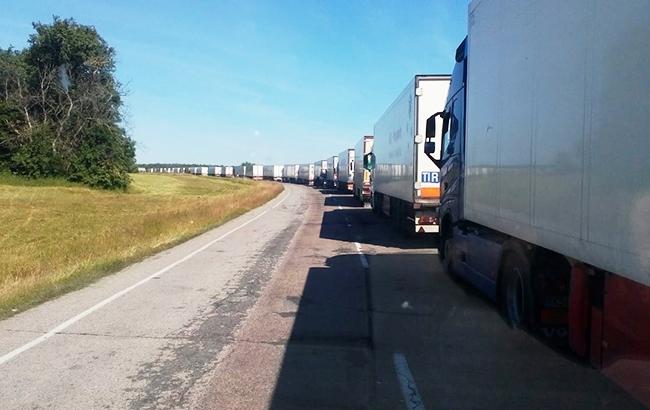 На кордоні з Росією спостерігається накопичення вантажівок