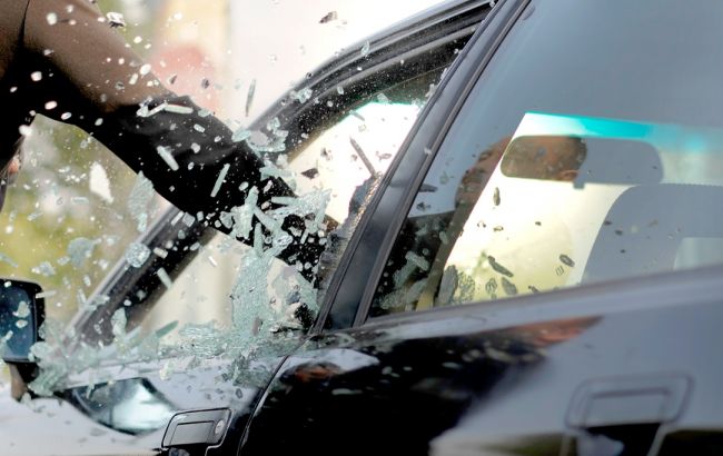 В Киеве вооруженные грабители отобрали у водителя BMW 180 тыс. гривен