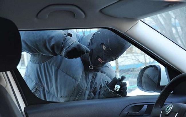 У Києві з салону авто зловмисники викрали сумку з 2 млн гривень