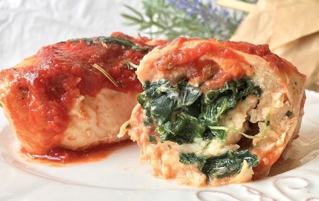 Курячі рулетики зі шпинатом і сиром: ідея для смачної вечері
