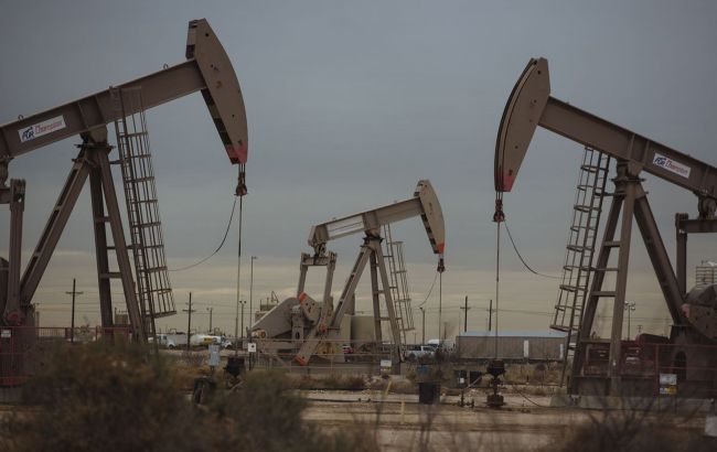 Цены на нефть растут благодаря ослаблению доллара