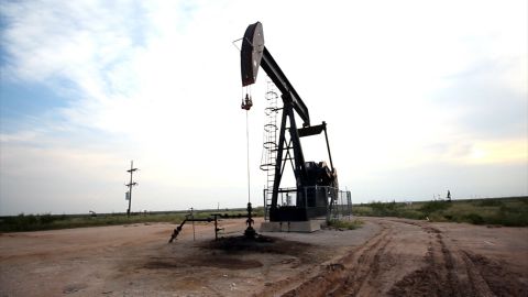 Мировые цены на нефть снижаются после резкого скачка