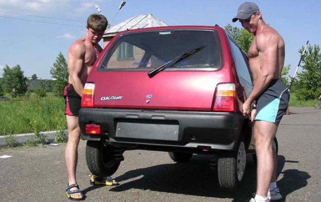 В Єкатеринбурзі пройшов турнір з "метання" автомобілів "Ока"