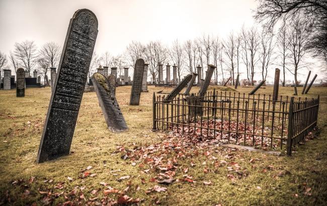 Погром на харьковском кладбище: священник признался, что уходил "от страшной трагедии"
