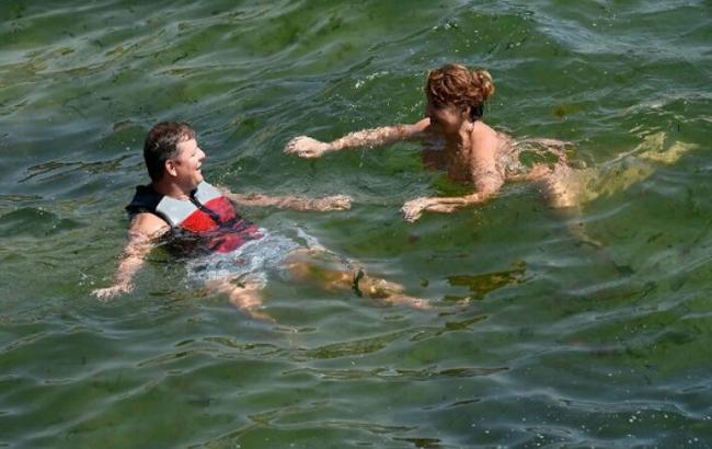 Как Олег Ляшко плавал в море в спасательном жилете, а его жена – без