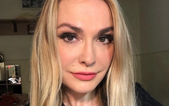 Идеал женской красоты: Ольга Сумская показала стройные ножки в платье-вышиванке