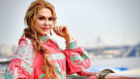 "Волнительный день": Сумская в вышиванке спела на последнем звонке дочери