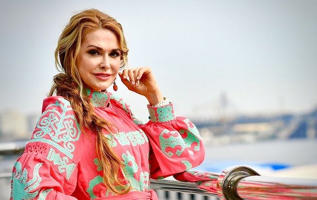 "Волнительный день": Сумская в вышиванке спела на последнем звонке дочери